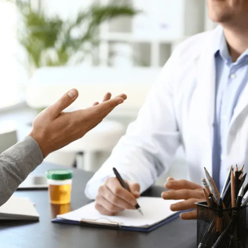 ¿Qué especialista trata la glomerulonefritis?